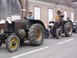 Le cortège des 15 tracteurs de La Bielle Chapelloise, de 1936 à 1952