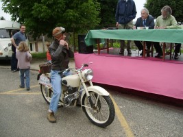 Agnès Hardi et sa Motobécane  125 cc 1954